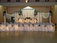 Оформление свадебного зала тканью, живые и искусственные цветы