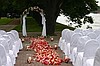 Оформление стола для регистрации на свадьбу, тканью и живыми цветами Алматы
