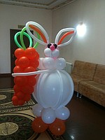 Фигурка зайца из шаров