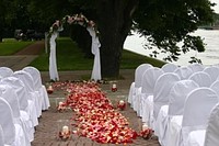 Оформление стола для регистрации на свадьбу, тканью и живыми цветами Алматы, фото 1